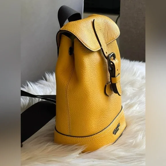 CB929 - Coach Hudson Small Pack - Picture 2 of 13